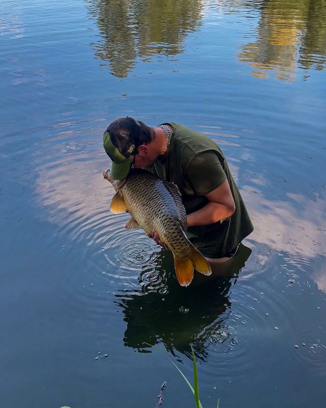 Mrazivý leden je tady a my se už nemůžeme dočkat, až se oteplí, ať můžeme vyrazit k vodě. 🐟 Tak si tady alespoň odložíme...